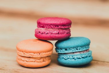 Ahşap arka plan koyu tonu Macaron tatlı tatlı.