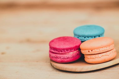 Ahşap arka plan koyu tonu Macaron tatlı tatlı.
