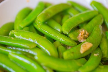 sebze kizartma, yeşil fasulye yemek istiridye yağı ile.