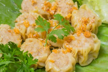 Buharda Çin böreği Shumai kızarmış sarımsak ile Tay tarzında hizmet ve kişniş yaprakları.