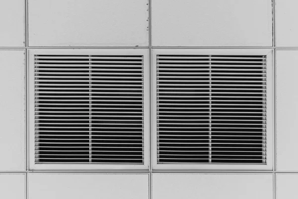 Poussière provenant du conduit d'air, grill à air de plafond dans le bâtiment à bureaux cause de la pneumonie chez l'homme de bureau . — Photo