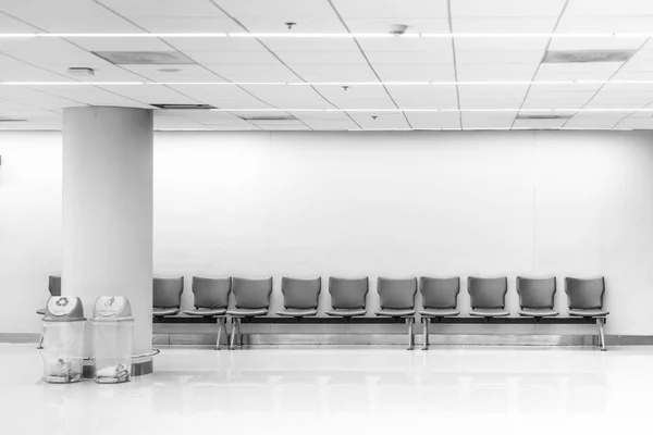 Banco de espera, Fila de zona de espera en el edificio de tránsito de la terminal del aeropuerto . — Foto de Stock