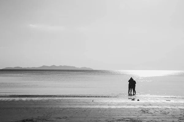 Amigos caminando en la playa del mar, solitaria temporada de verano vintage tono de color . — Foto de Stock