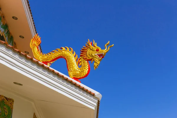Китайський Золотий дракон покрівлі верхній частині храму. — стокове фото