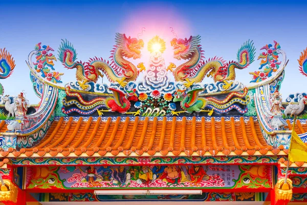 Китайський temple, дах, Китай старовинний храм колоритною архітектурою з китайської мови є ім'я донора будівництва. — стокове фото