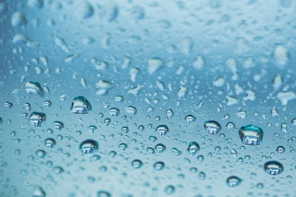 장마철 습도 물 젖은 습기, 물 드롭 블루 배경 색상 톤. — 스톡 사진