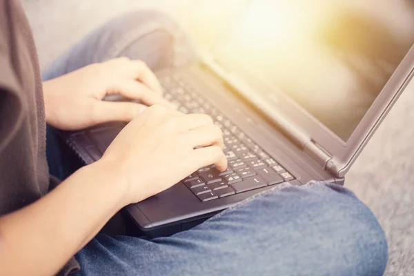 Dedo en el teclado portátil. estilo de vida laboral, primer plano mujer de negocios escribiendo en el ordenador . —  Fotos de Stock