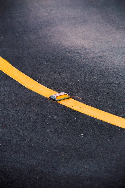 Curva carretera asfalto con línea reflectora amarilla . —  Fotos de Stock