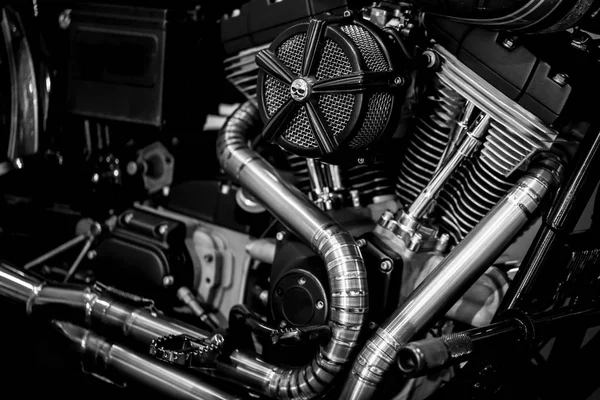 Motocicleta motor escape tubos arte fotografía en blanco y negro — Foto de Stock