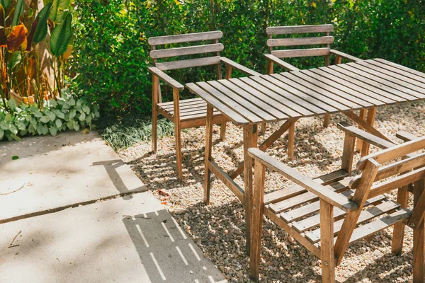 Table en bois vide dans le jardin, déjeuner dans le parc restaurant en plein air . — Photo