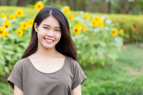Leuk portret Aziatische Thaise tiener glimlach met zonnebloem met kopie ruimte. — Stockfoto