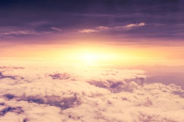 Menekşe alacakaranlıkta gökyüzü bulut ile