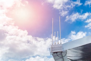 WiFi anten çatı hotspot uzun menzilli dijital veri açık mavi güneşli gün gökyüzü karşı taşıma sinyal