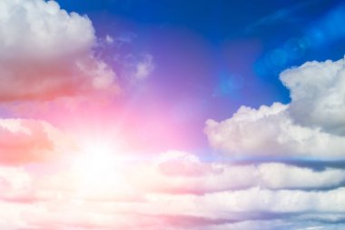 Güneş gökyüzü mavi. güneşli bir gün yaz sezon.