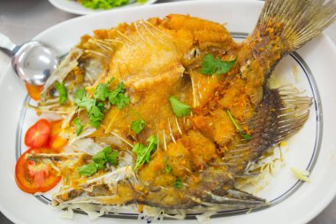 Tayland yemekleri Balık derin kızarmış.