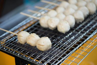Sokak gıda Tayland. Bambu ahşap sopa et topu ızgara soba.