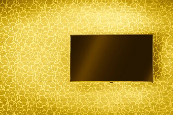 Lcd-tv-panel hängen an luxuriösen goldenen wand hintergrund — Stockfoto