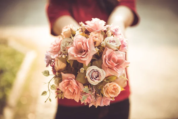 Closeup vrouwen hand greep roze bloem liefde bloesem mooie minnaar prachtige vintage stijl kleur Toon — Stockfoto