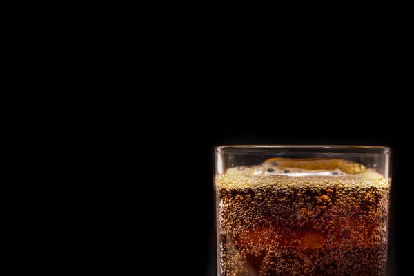 Closeup πάγου κόλα φρέσκο ποτό σόδα με φούσκα σκάσει σε μαύρο φόντο — Φωτογραφία Αρχείου