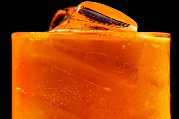 クローズ アップ炭酸水ソーダ氷オレンジ ジュース. — ストック写真