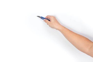 Erkek elini tut küçük bıçak kesici alet üzerinde beyaz izole.