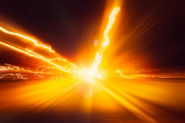 Merhaba güç yıldırım ivme yüksek hız gece otoyolu yolda hızlı gece ışık iz sürücüyle hareket hareket bulanıklığı