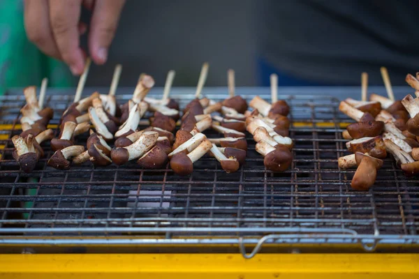 Comida callejera en Tailandia. parrilla de hongos palo de madera de bambú en la estufa . — Foto de Stock