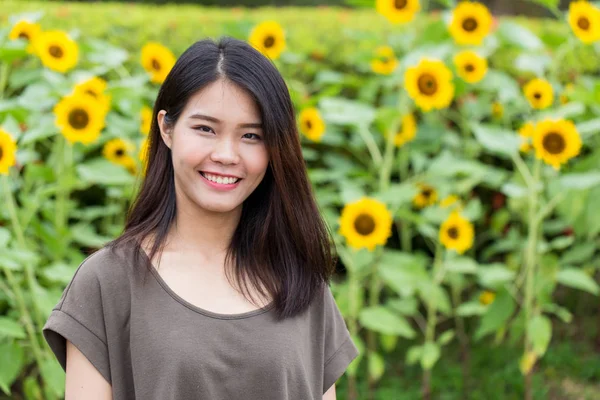 Leuk portret Aziatische Thaise tiener glimlach met zonnebloem met kopie ruimte. — Stockfoto