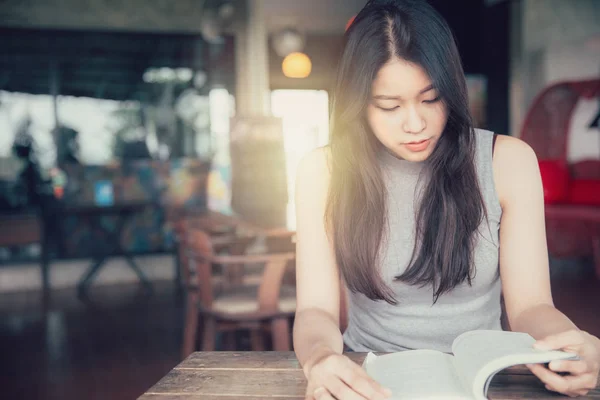 Geniet van ontspannen tijden met leesboek, Aziatische vrouwen Thaise tiener glimlach met boek in coffeeshop vintage kleurtoon — Stockfoto