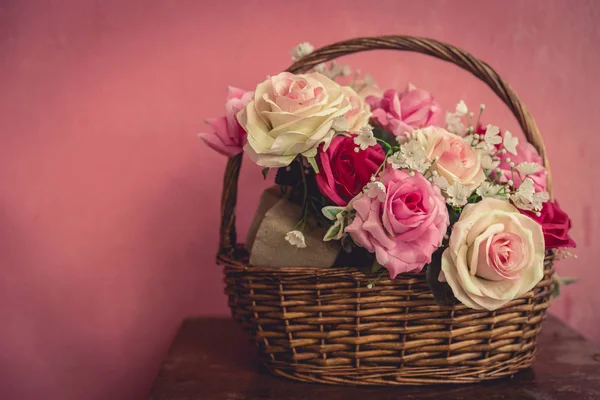 Vintage roze steeg in de mand met ruimte voor tekst — Stockfoto