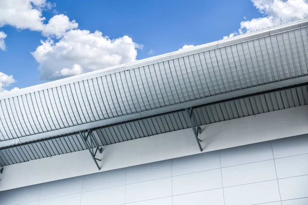 Usine de tôle ou entrepôt haut toit architecture de design industriel contre de ciel nuage bleu — Photo