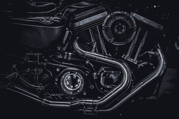 Выхлопные трубы двигателя мотоцикла художественная фотография в черно-белом винтажном тоне
