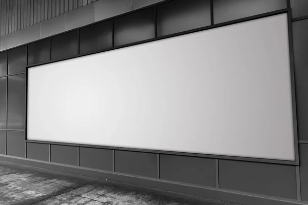 Nagy billboard: az utcai fehér üres reklámfelület. — Stock Fotó