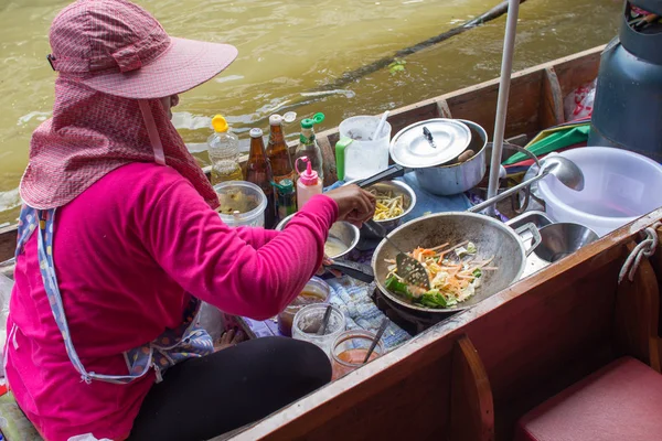 Cocina de alimentos Pad-Thai en barco en el mercado flotante Damnoen Saduak. Damnoen Saduak es un popular destino turístico . — Foto de Stock