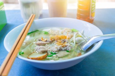 Tay Çin noodle beansprout ile stil. Tayland'da sokak yiyecek Öğle Yemeği.