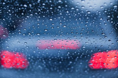 Araba sürücü trafiği Bangkok reçel yağmurda cama bırakır.