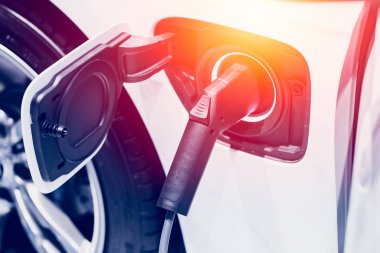 Araç yakıt yeni bir dönem. Beyaz modern elektrikli araç şarj güç