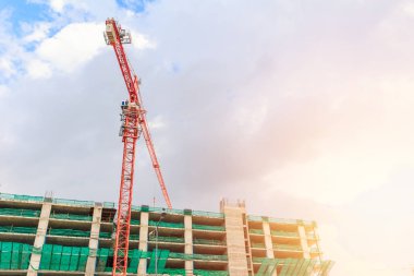 Vinç sabah gökyüzü güneş ışığı ile bina. İnşaat gelecek kavramı