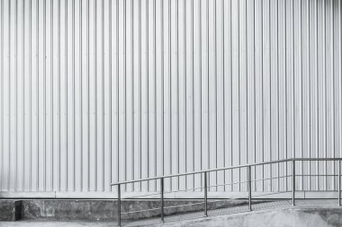 Endüstriyel duvar arka plan. Fabrika sac eğim yol siyah-beyaz sanat sesi ile.