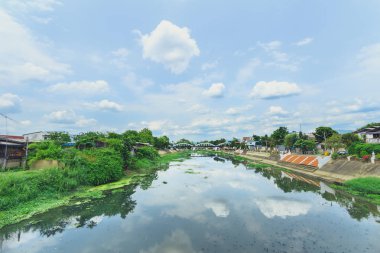 Nehir doğa manzara ile gün bulut mavi gök Lampang Tayland at