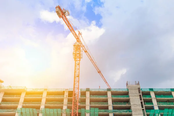 Edificio con gru con luce del sole del cielo mattutino. costruzione concetto futuro — Foto Stock