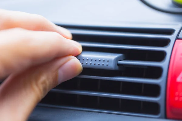 Hand aanpassen manier van auto Air flow Ac control gat op dashboard. — Stockfoto