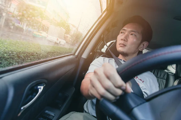 Asiatische Mann männlich Auto fahren und Blick auf die Fenster. — Stockfoto