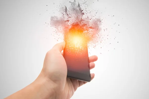 Smartphone-Explosion, explodierender Handy-Akku oder explodierendes Mobiltelefon oder explodierendes Feuer verbrennen Smart-Gerät mit Dispergiereffekt. — Stockfoto