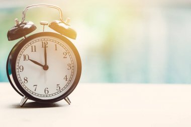 10 o'clock retro Saat Açık Yüzme havuzunda rahatlayın zaman tatil zaman kavramı.