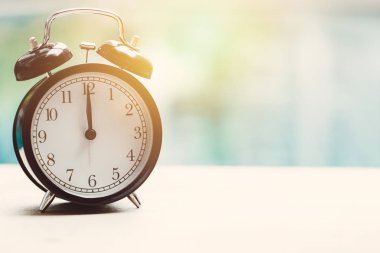 saat 12 yönünde retro Saat Açık Yüzme havuzunda rahatlayın zaman tatil zaman kavramı.