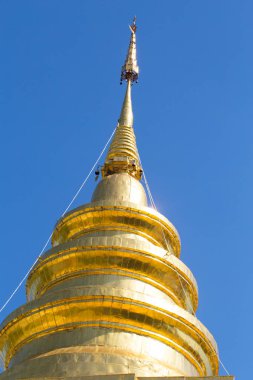 Closeup zum Tay Asya tarzı Golden Pagoda karşı açık mavi gökyüzü.