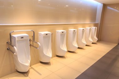 Temiz tuvalet İdrar lavabo satır. Otel banyo yeni modern klozet.