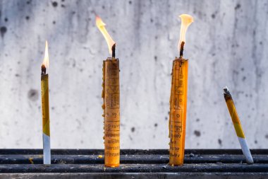 Lampang, Tayland - 21 Aralık 2016: Kuzey kültür var özel büyü mumla şanslı inanıyorlar onlar etrafında yazmak büyü metin Tay ve servet ile yangından sonra Buda tapınağında dua.