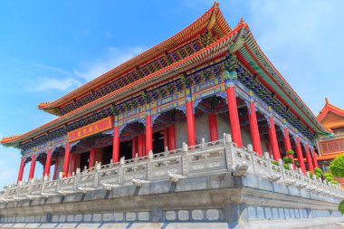 Nonthaburi, Tayland - 11 Mayıs 2017: Wat Borom Racha Kanchana Phisake (Wat Leng Noei Yi 2 en güzel ve detaylı Asya tarzı Çince tapınak mimarisi Budist tapınağı Tayland.